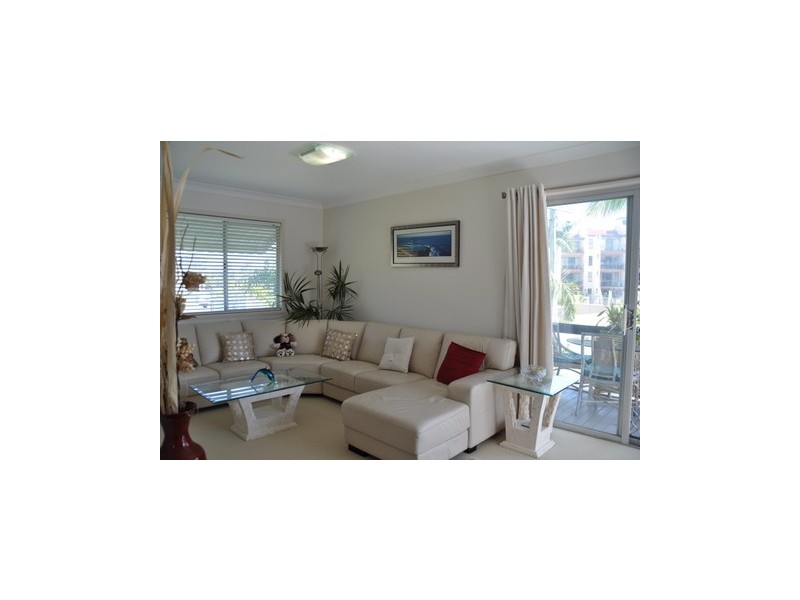 2/8 Robert Street, Labrador QLD 4215