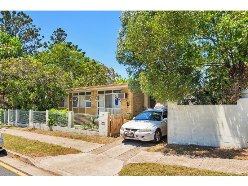 12 Government Road, Labrador QLD 4215