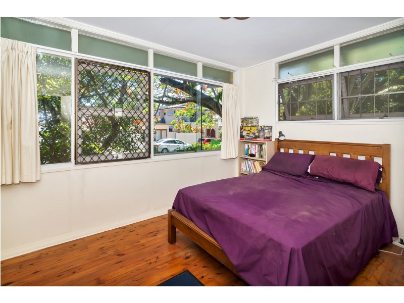 12 Government Road, Labrador QLD 4215