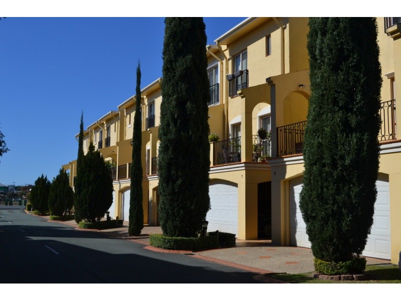 2/14 Pendraat Parade, Hope Island QLD 4212