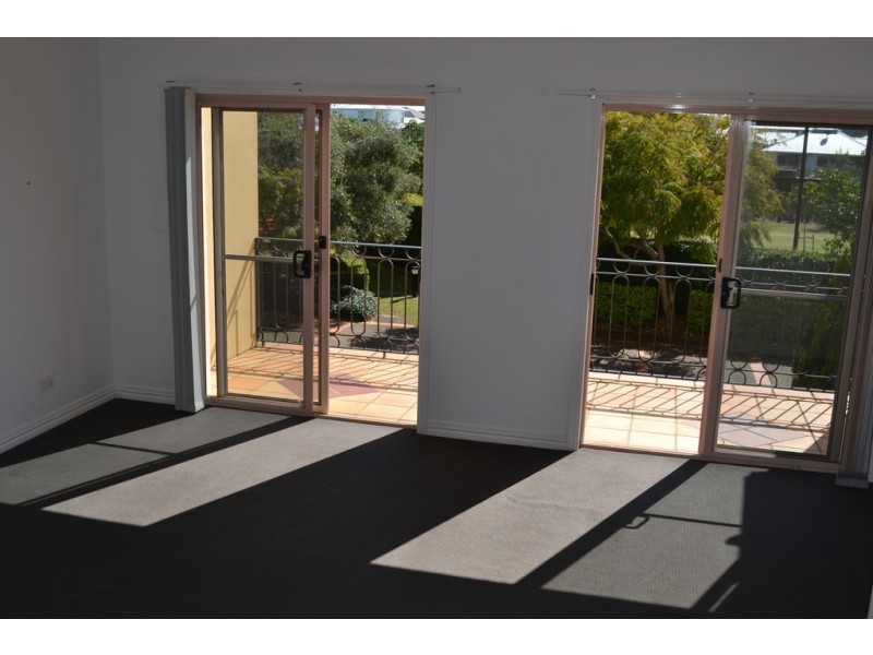 2/14 Pendraat Parade, Hope Island QLD 4212