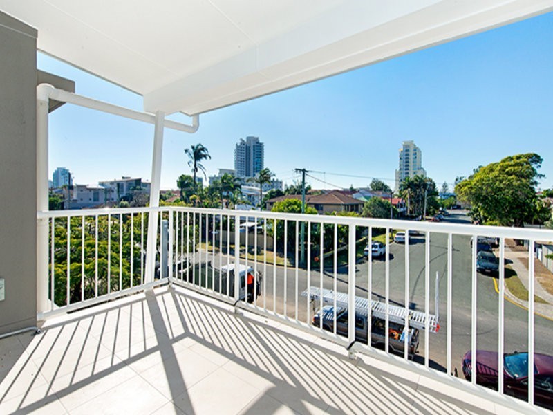 21/8-10 Ahern Street, Labrador QLD 4215
