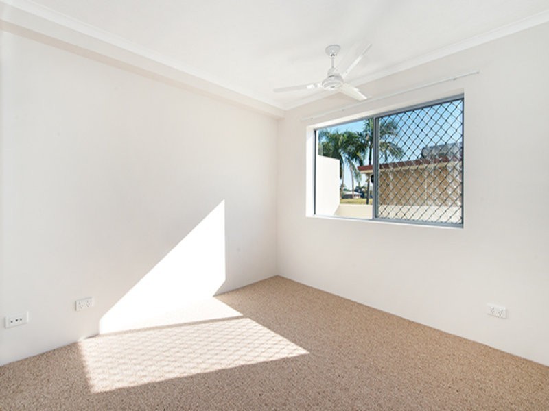 21/8-10 Ahern Street, Labrador QLD 4215
