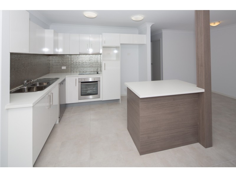 2/490 Pine Ridge Road, Coombabah QLD 4216