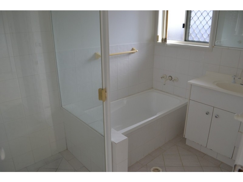 2/157 Whiting Street, Labrador QLD 4215
