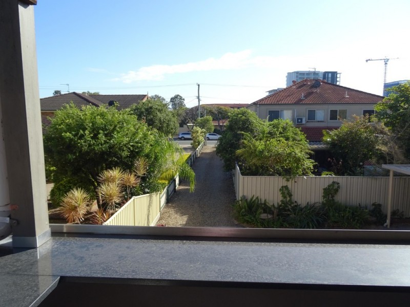 2/30 Broad Street, Labrador QLD 4215