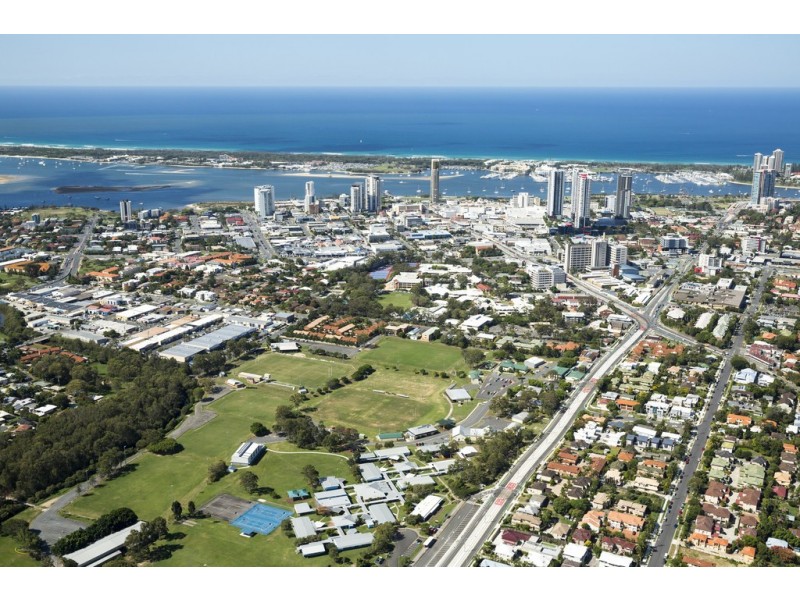 2/93 Pohlman Street, Southport QLD 4215