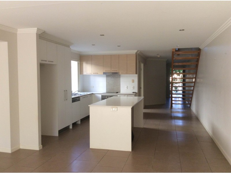 2/5A Ashton Street, Labrador QLD 4215