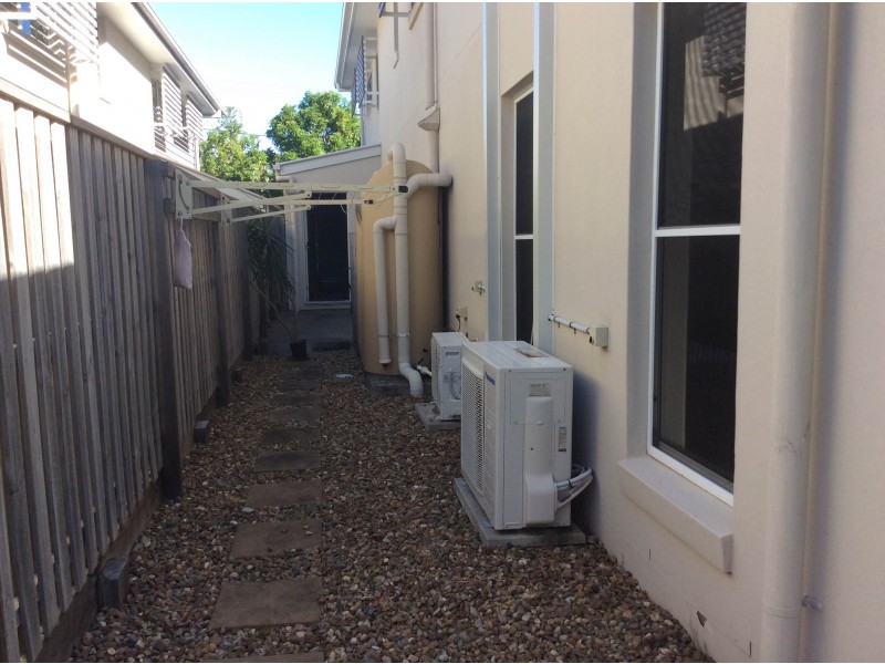 2/5A Ashton Street, Labrador QLD 4215