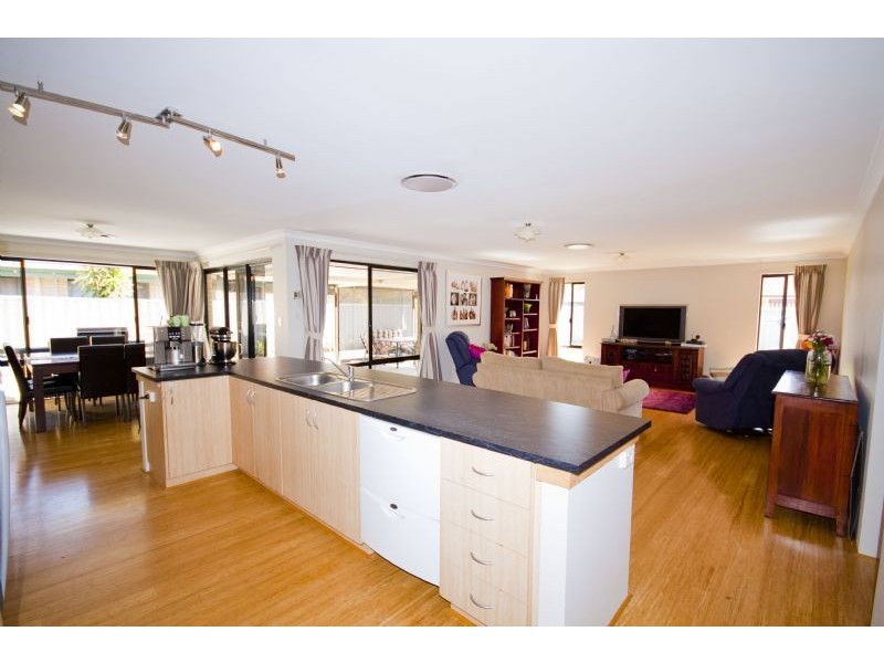 18 Gentle Circle, South Guildford WA 6055