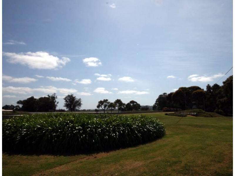 29 Russell Road, Burekup WA 6227