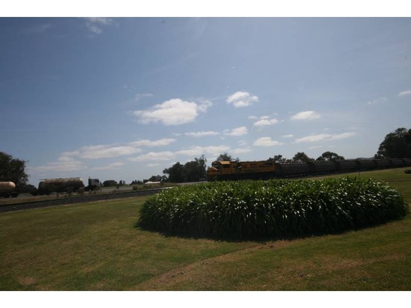 29 Russell Road, Burekup WA 6227