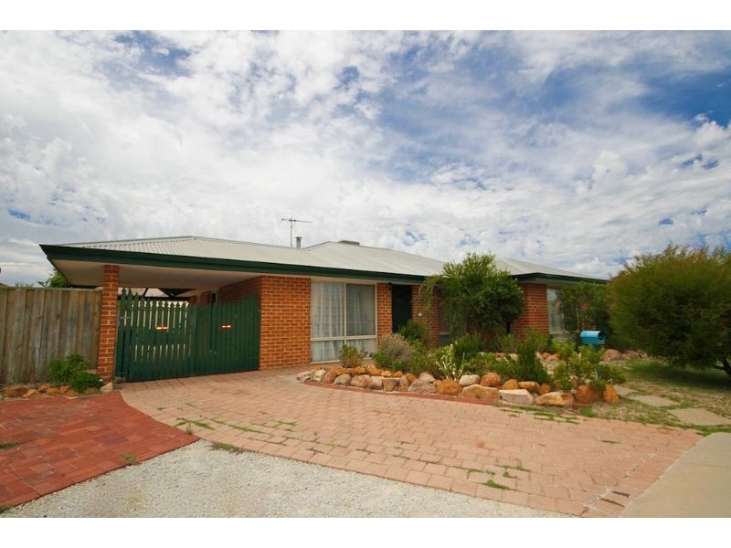 2 Norn Close, South Guildford WA 6055