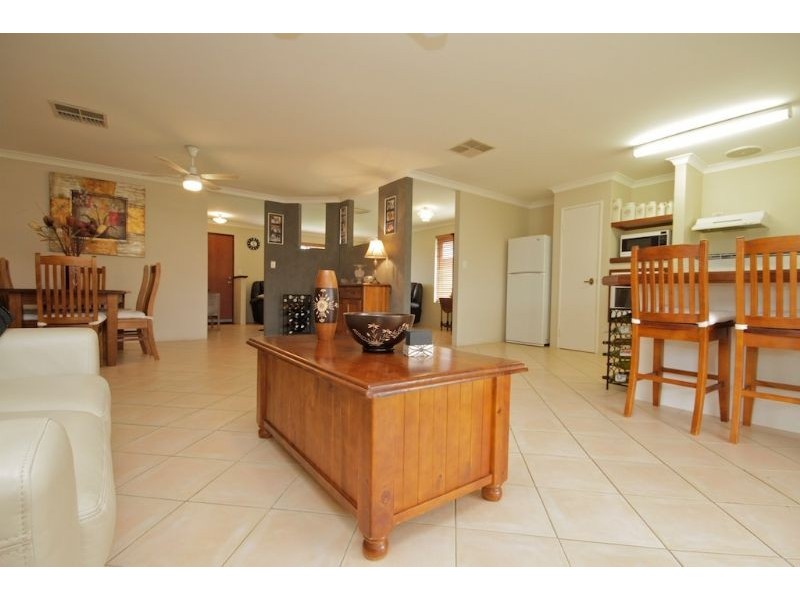 18 Coomer Elbow, South Guildford WA 6055