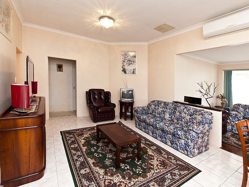 4 Kurrat Elbow, South Guildford WA 6055