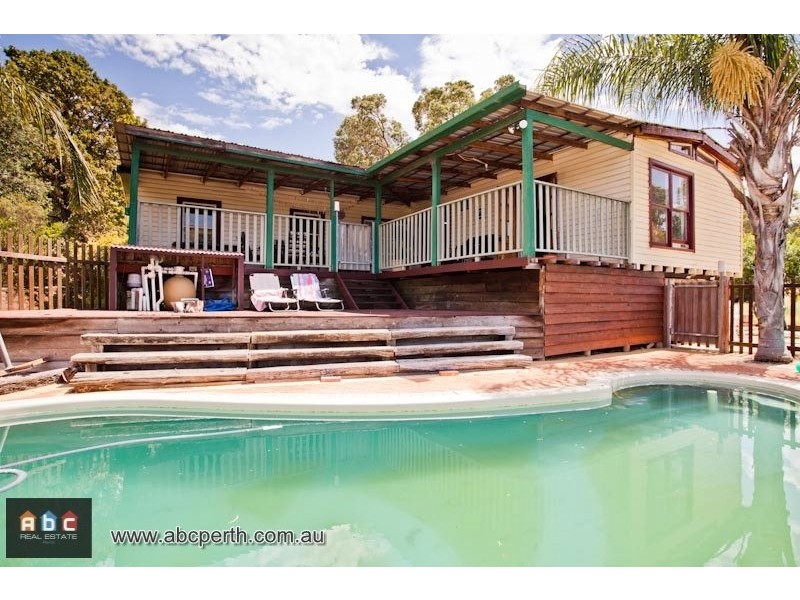 4 Davis Road, Helena Valley WA 6056