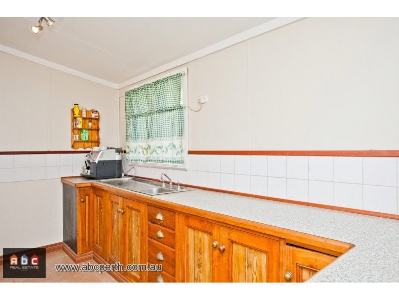 4 Davis Road, Helena Valley WA 6056