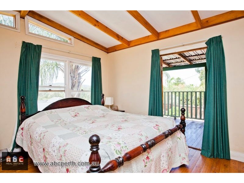 4 Davis Road, Helena Valley WA 6056