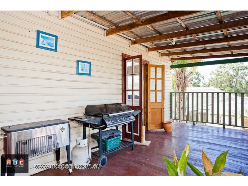 4 Davis Road, Helena Valley WA 6056