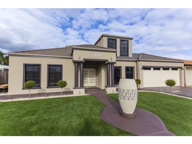 5 Januk Turn, South Guildford WA 6055