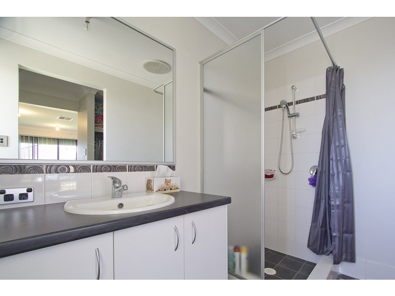 33 lovett drive, Forrestfield WA 6058