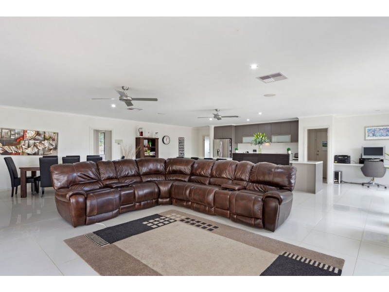 27 Gow Drive, Hindmarsh Island SA 5214