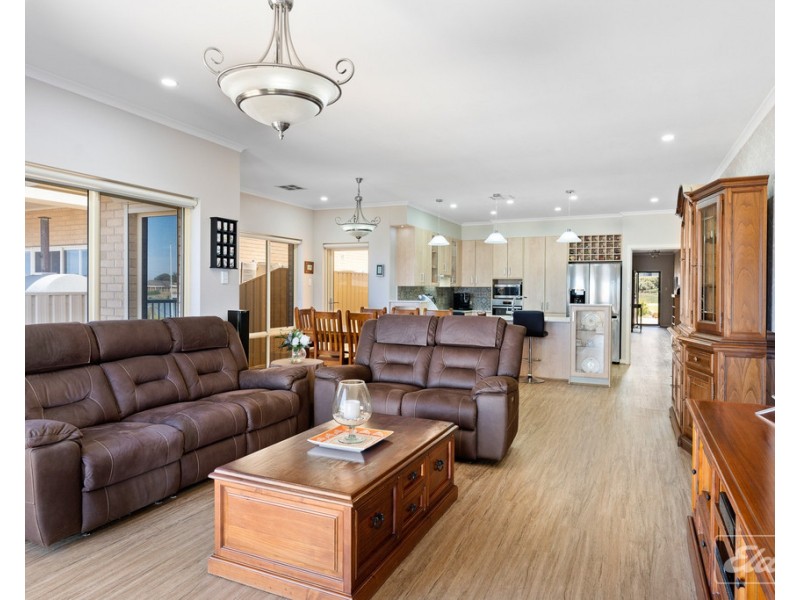 51 Britannia Parade, Hindmarsh Island SA 5214