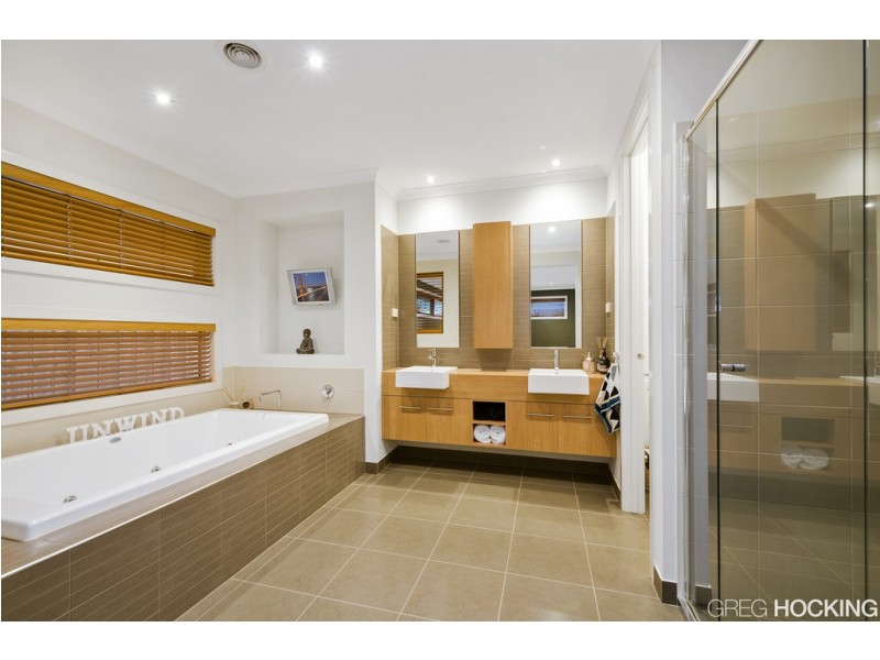 4 Francisco Bay Point, Sanctuary Lakes VIC 3030