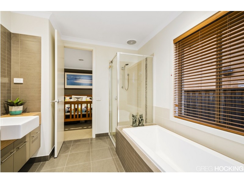 4 Francisco Bay Point, Sanctuary Lakes VIC 3030