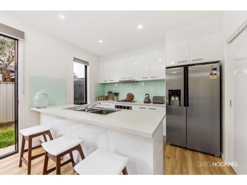 2/51 Caradon Drive, Truganina VIC 3029