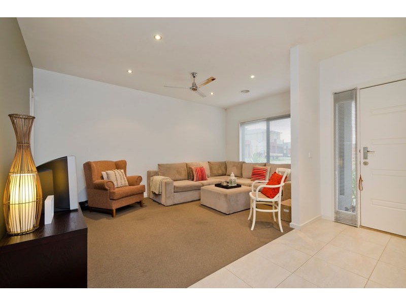 2/10  OFFICER COURT, Werribee VIC 3030