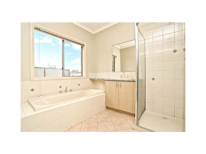 2 Diamond Drive, Werribee VIC 3030