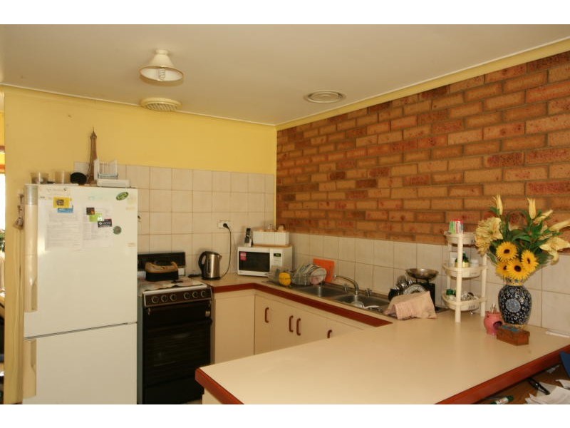 2/2 Weeden Drive, Werribee VIC 3030