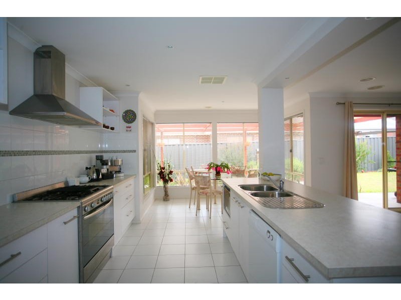 8 Clearwater Rise Parade, Truganina VIC 3029