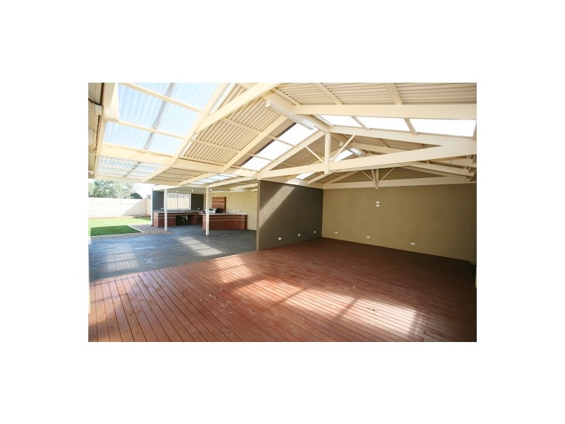 2 Calais Court, Hoppers Crossing VIC 3029