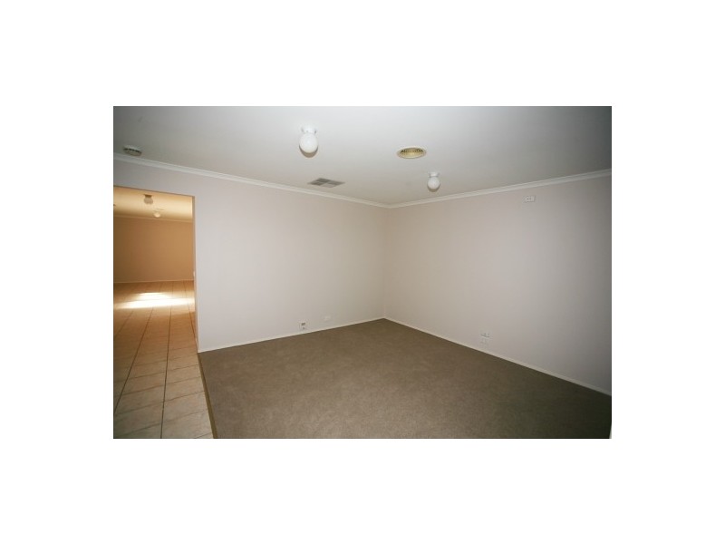 2 Calais Court, Hoppers Crossing VIC 3029