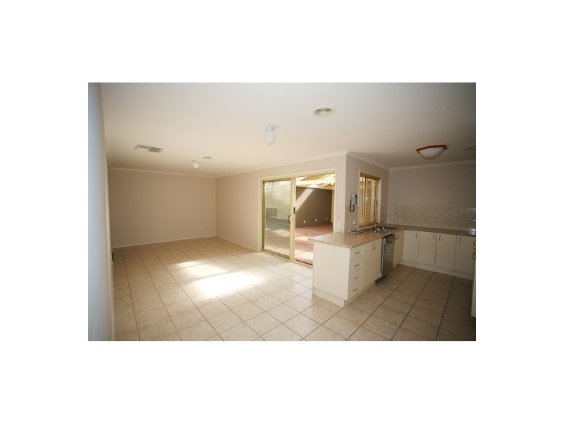 2 Calais Court, Hoppers Crossing VIC 3029