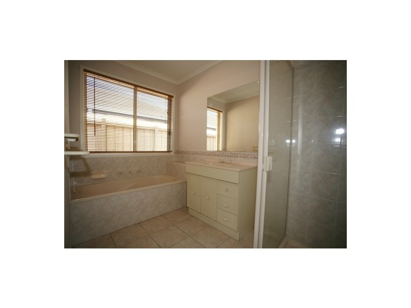 2 Calais Court, Hoppers Crossing VIC 3029