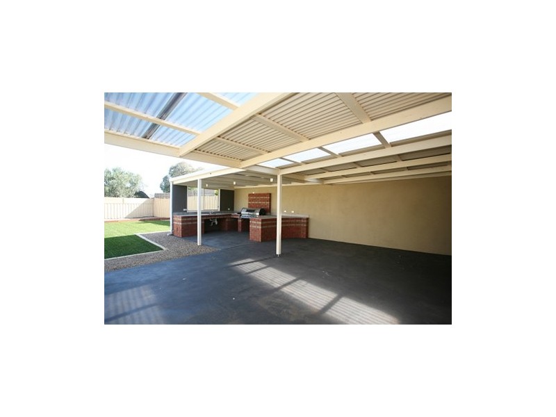 2 Calais Court, Hoppers Crossing VIC 3029