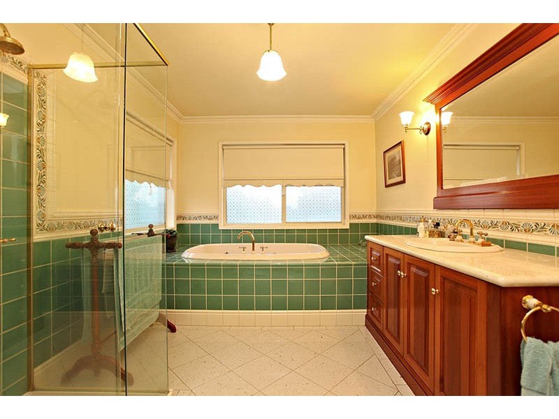 10 Manorvale Parade, Werribee VIC 3030