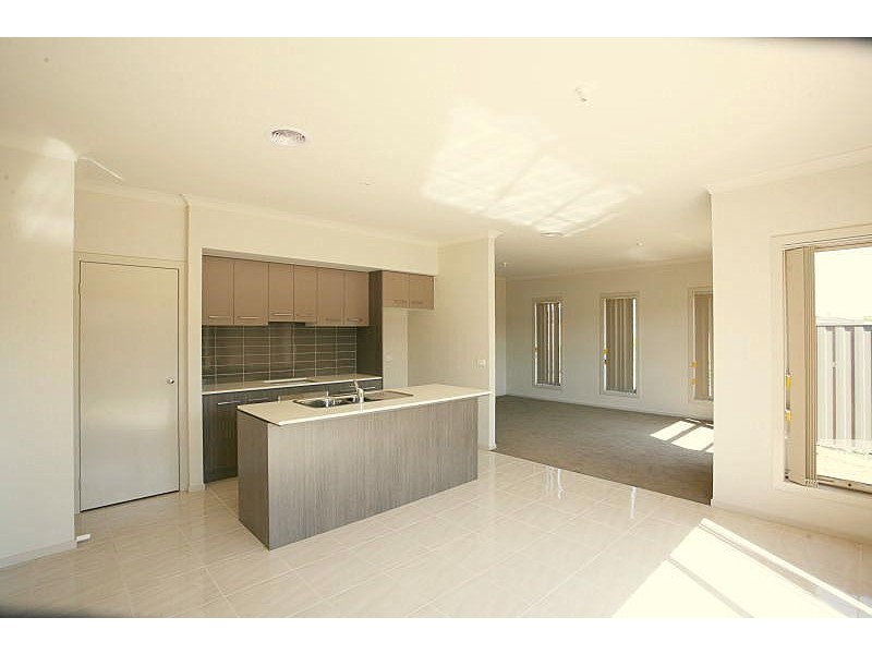 1/18 Birdswing Terrace, Melton South VIC 3338