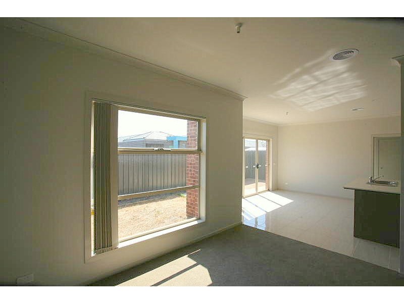 1/18 Birdswing Terrace, Melton South VIC 3338