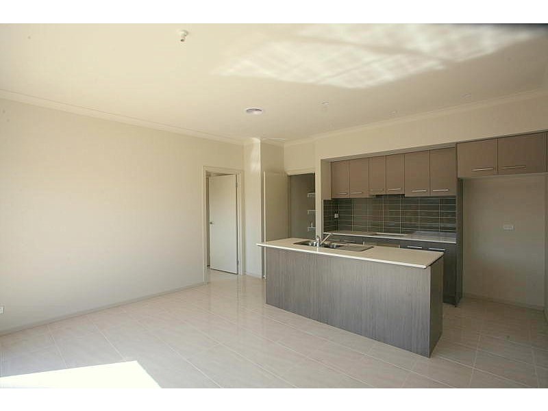 1/18 Birdswing Terrace, Melton South VIC 3338
