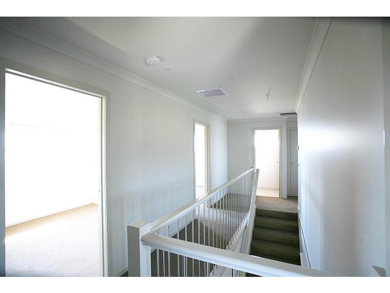 1/18 Birdswing Terrace, Melton South VIC 3338