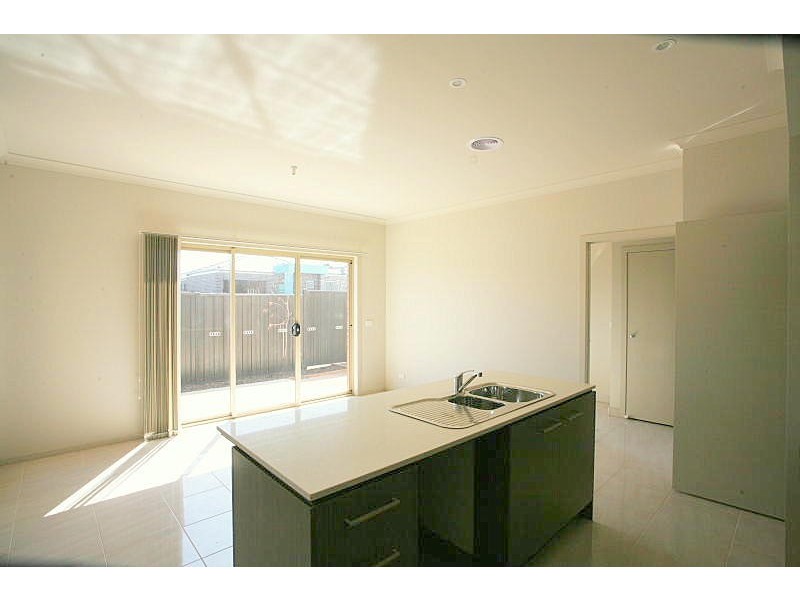 1/18 Birdswing Terrace, Melton South VIC 3338