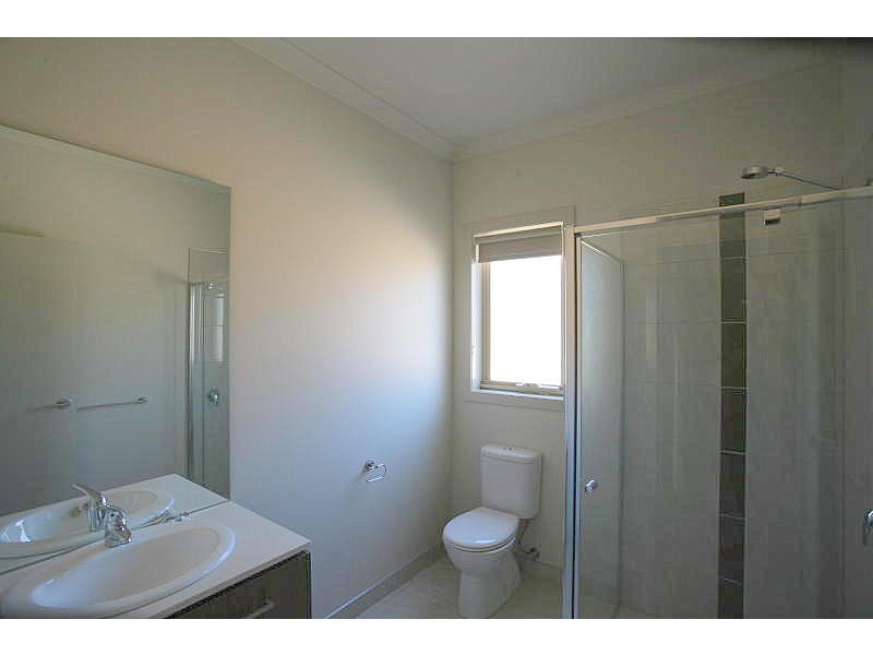 1/18 Birdswing Terrace, Melton South VIC 3338