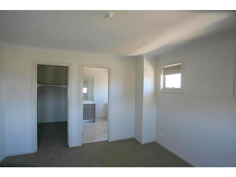 1/18 Birdswing Terrace, Melton South VIC 3338