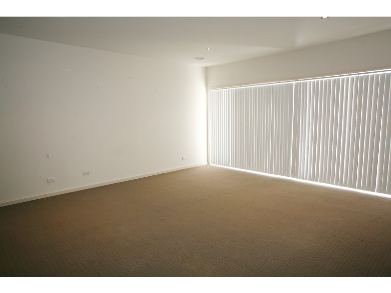 13/110 Sanctuary Lakes North Boulevard, Sanctuary Lakes VIC 3030