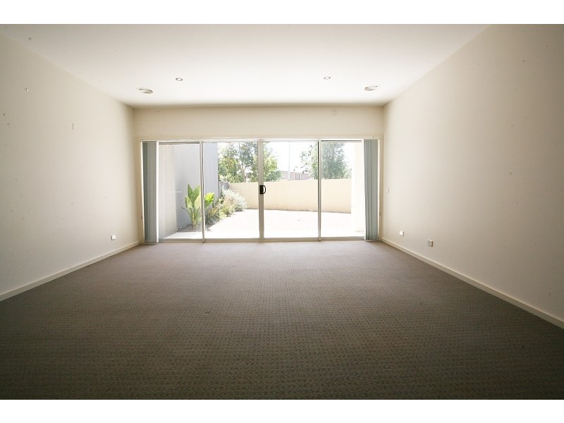 13/110 Sanctuary Lakes North Boulevard, Sanctuary Lakes VIC 3030