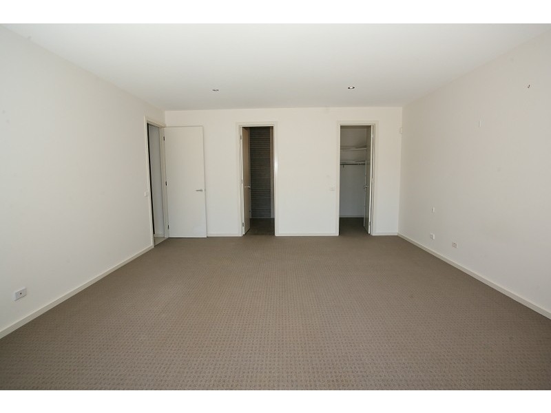 13/110 Sanctuary Lakes North Boulevard, Sanctuary Lakes VIC 3030